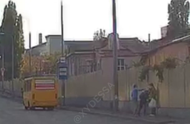 В Одессе пассажир на остановке показал неприличный жест водителю маршрутки и получил лещей / Скриншот В Одессе пассажир на остановке показал неприличный жест водителю маршрутки и получил лещей / Скриншот