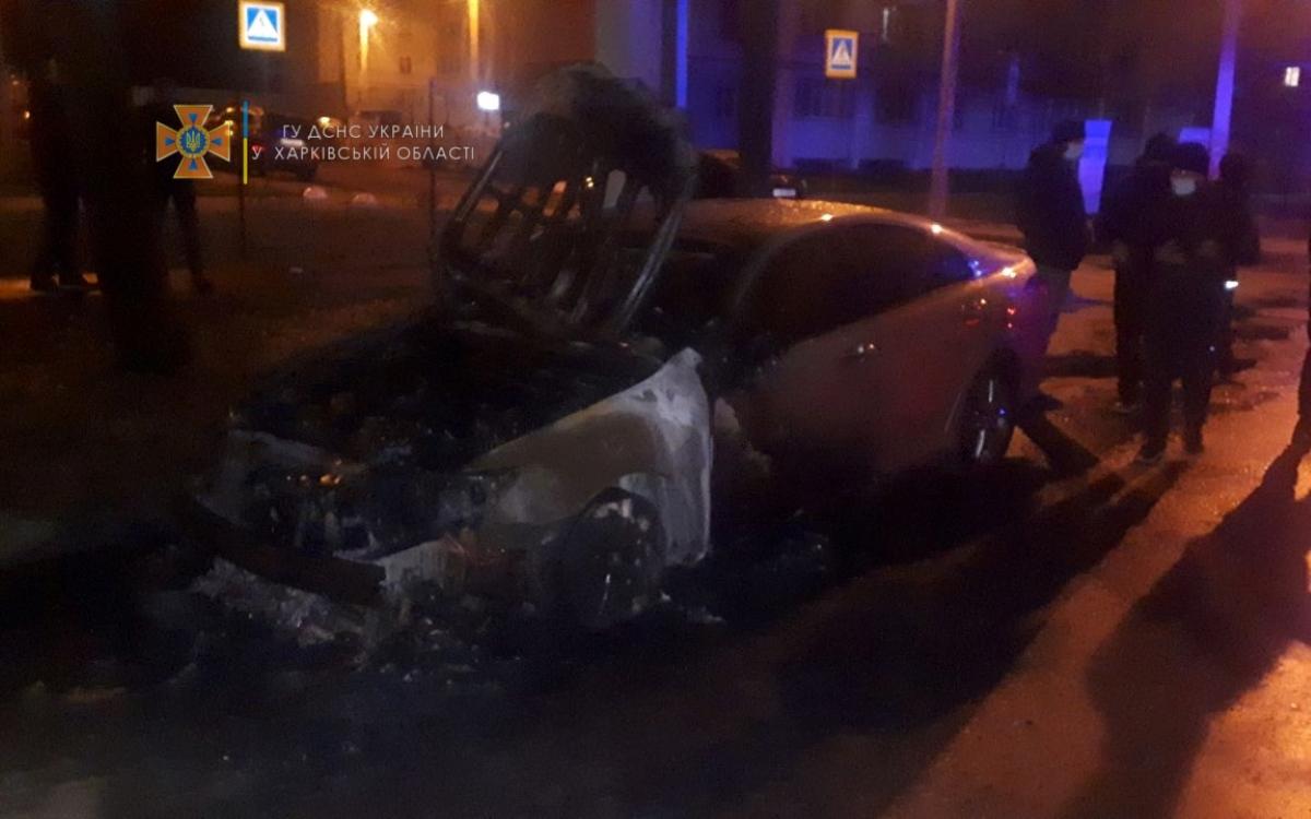 У Харкові підпалили машину колишнього СБУшника / фото ДСНС У Харкові підпалили машину колишнього СБУшника / фото ДСНС