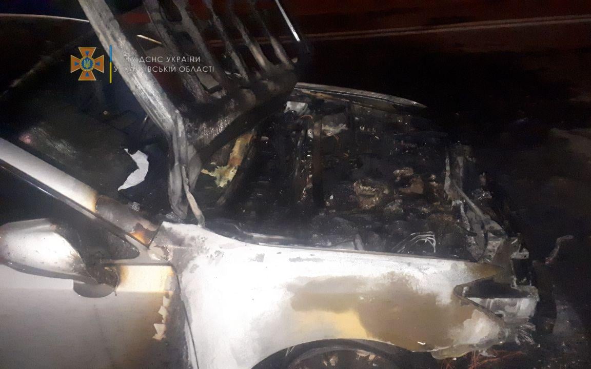 У Харкові підпалили машину колишнього СБУшника / фото ДСНС