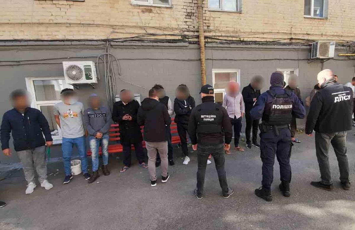 В Україні викрили масштабну "схему" переправлення нелегалів до ЄС / фото npu.gov.ua В Україні викрили масштабну "схему" переправлення нелегалів до ЄС / фото npu.gov.ua
