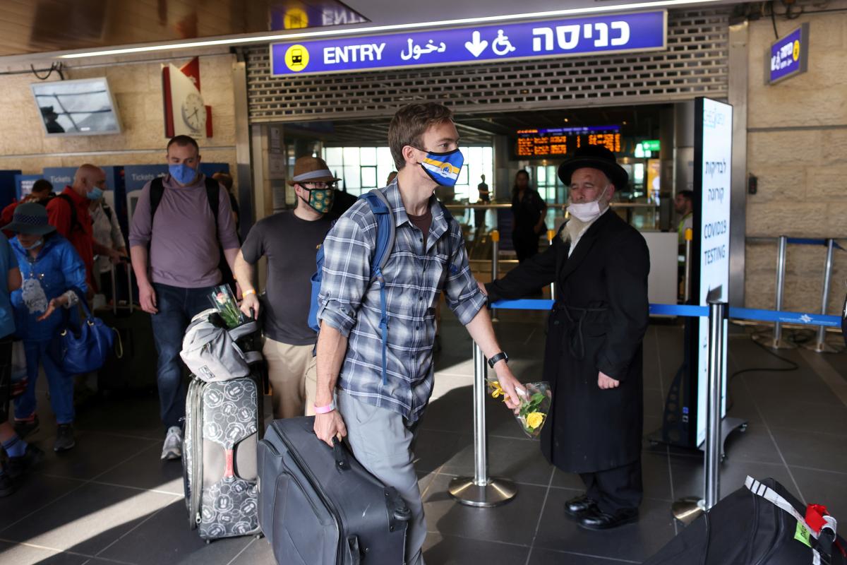 From January 9, vaccinated tourists will be able to travel to Israel / photo REUTERS