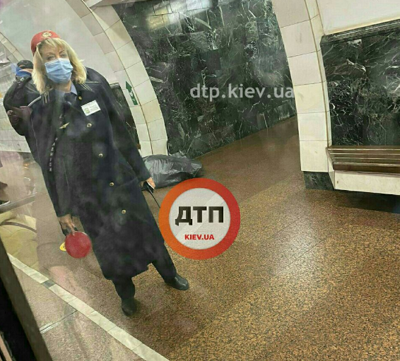 У київському метро на станції "Дорогожичі" померла 80-річна жінка / t.me/dtpkievua