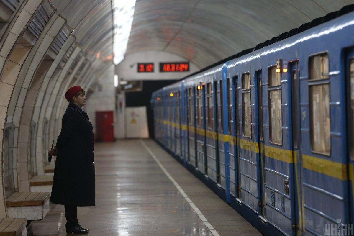 У столичному метро на станції "Дорогожичі" померла літня жінка / ілюстративне фото УНІАН У столичному метро на станції "Дорогожичі" померла літня жінка / ілюстративне фото УНІАН