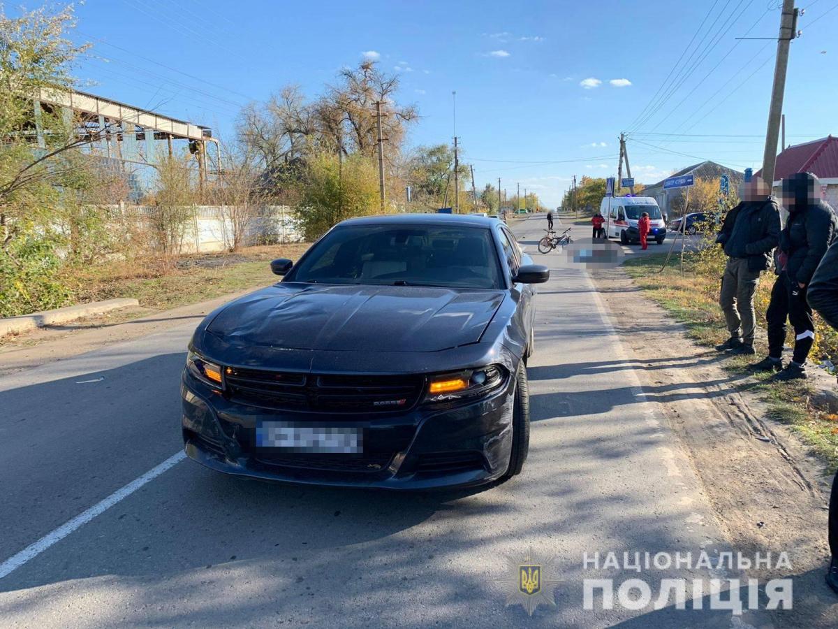 Dodge Charger збив дитину в селі Струмок / фото НПУ Dodge Charger збив дитину в селі Струмок / фото НПУ