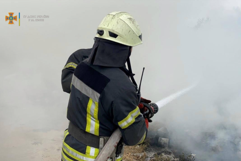 У Києві на Лисій горі гасили трав'яний настил / фото facebook.com/DSNSKyiv У Києві на Лисій горі гасили трав'яний настил / фото facebook.com/DSNSKyiv