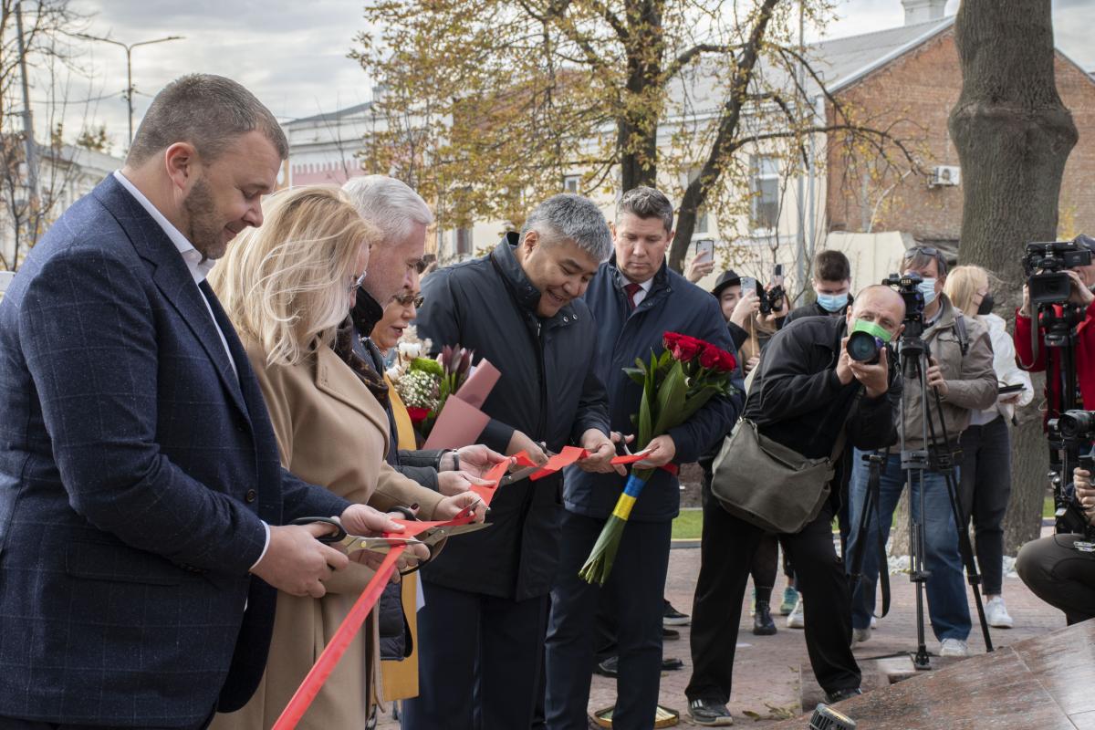 В Харькове заброшенную пустошь превратили в современный сквер с бесплатным Wi-Fi (фото) В Харькове заброшенную пустошь превратили в современный сквер с бесплатным Wi-Fi (фото)