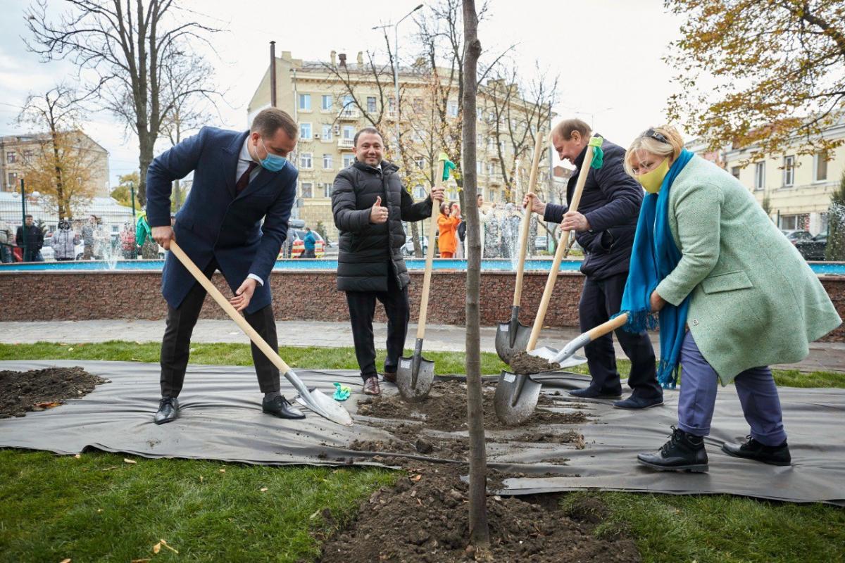 В Харькове заброшенную пустошь превратили в современный сквер с бесплатным Wi-Fi (фото) В Харькове заброшенную пустошь превратили в современный сквер с бесплатным Wi-Fi (фото)