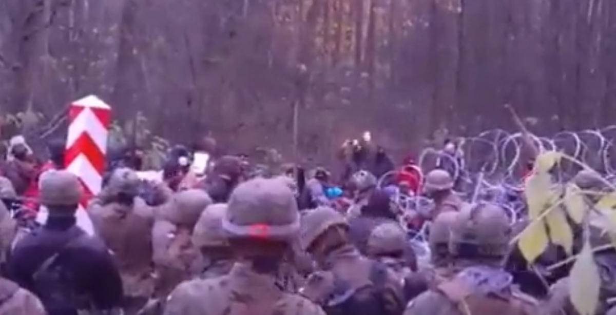 Десятки мігрантів намагалися прорватися до Польщі / скріншот Десятки мігрантів намагалися прорватися до Польщі / скріншот