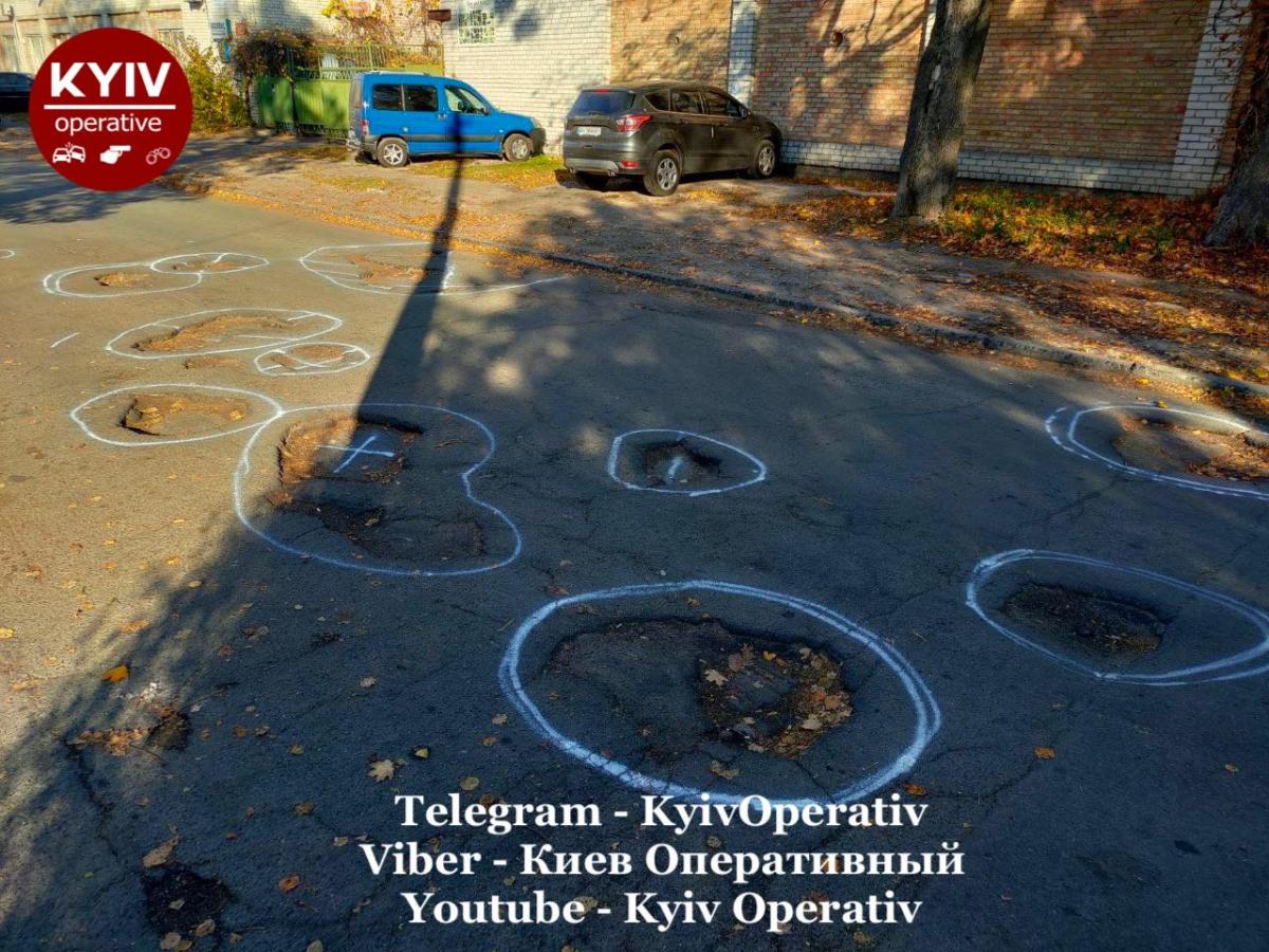 Водії щосили "натякають" на необхідність ремонту / Київ Оперативний Водії щосили "натякають" на необхідність ремонту / Київ Оперативний