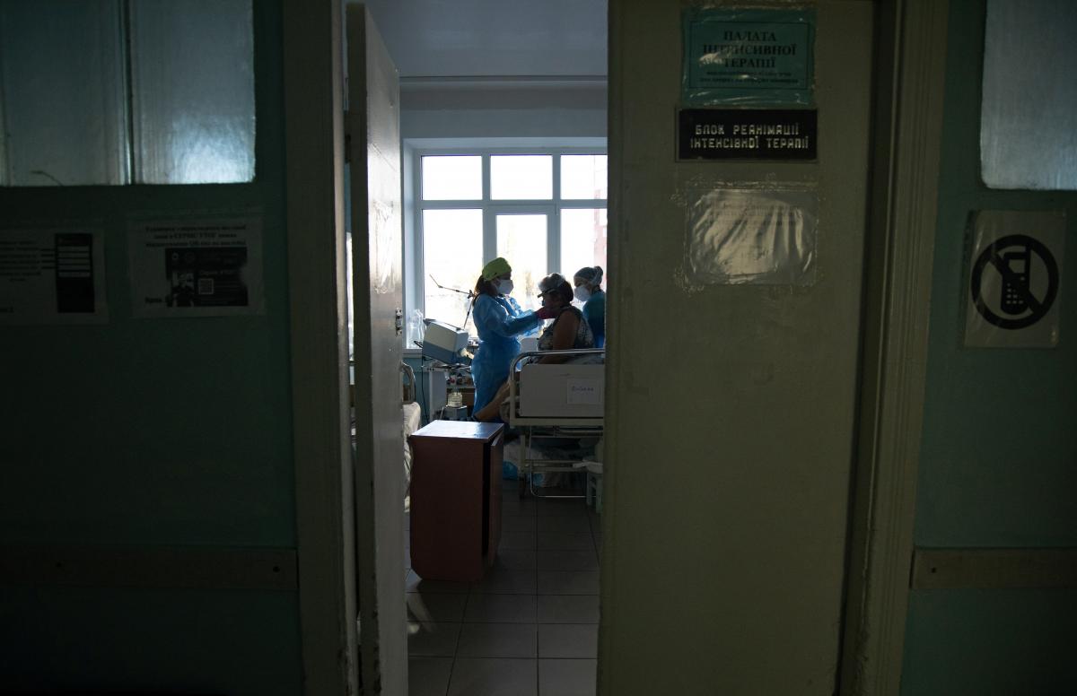 В Украине ухудшается ситуация с распространением коронавируса / иллюстрация REUTERS