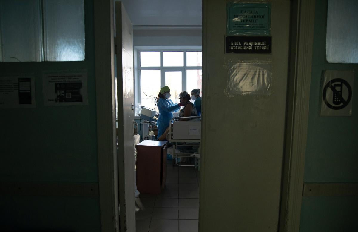 В Минздраве в очередной раз призвали людей вакцинироваться, поскольку мест с кислородом в больницах все меньше / фото REUTERS