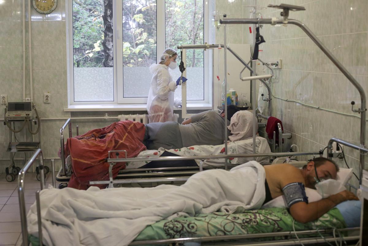 Избыточная смертность за первые 8 месяцев 2021 года - 46 577 человек, от ковида за этот период умерло 37 077 украинцев / фото REUTERS