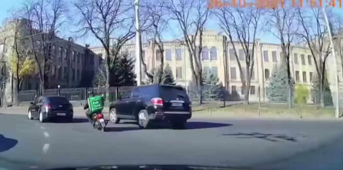 Инцидент на Воздухофлотском проспекте попал на видео / скриншот видео Инцидент на Воздухофлотском проспекте попал на видео / скриншот видео