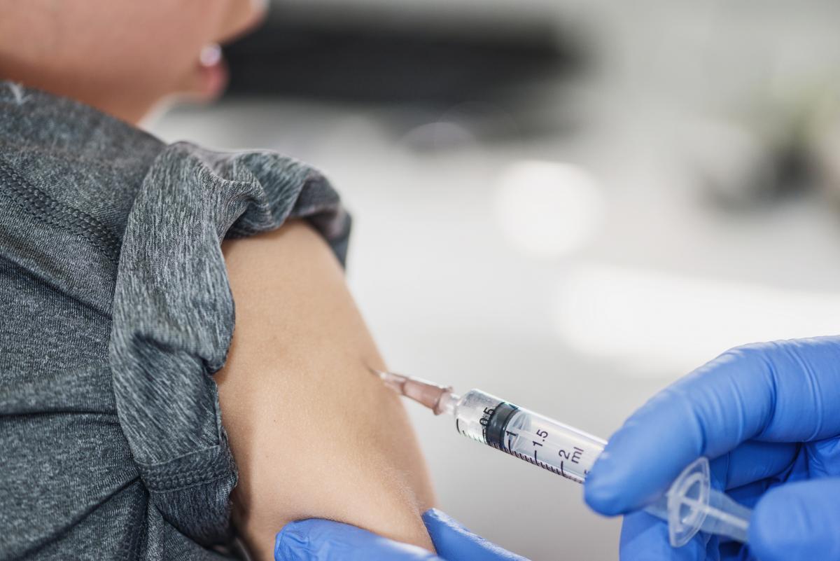 Вчені заявили, що для бустерної дози підійде будь-яка вакцина від коронавірусу \ фото ua.depositphotos.com