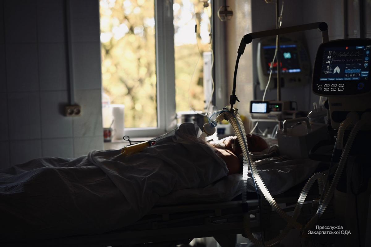 Медики Ивано-Франковской центральной городской клинической больницы спасли 47-летнюю женщину, которую госпитализировали с коронавирусом / фото carpathia.gov.ua