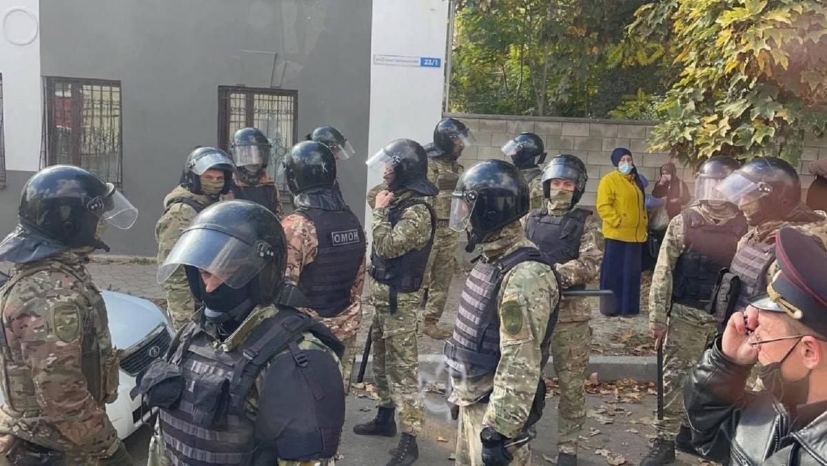 "Силовики" незаконно затримали 21 кримчанина під будівлею суду / t.me/prokark "Силовики" незаконно затримали 21 кримчанина під будівлею суду / t.me/prokark