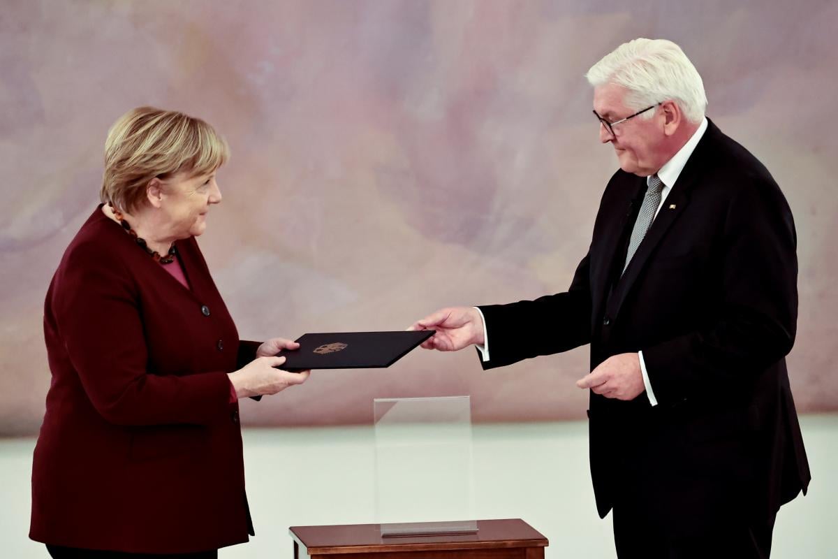 Angela Merkel Receives "Certificate of Dismissal" from Frank-Walter Steinmeier / Reuters