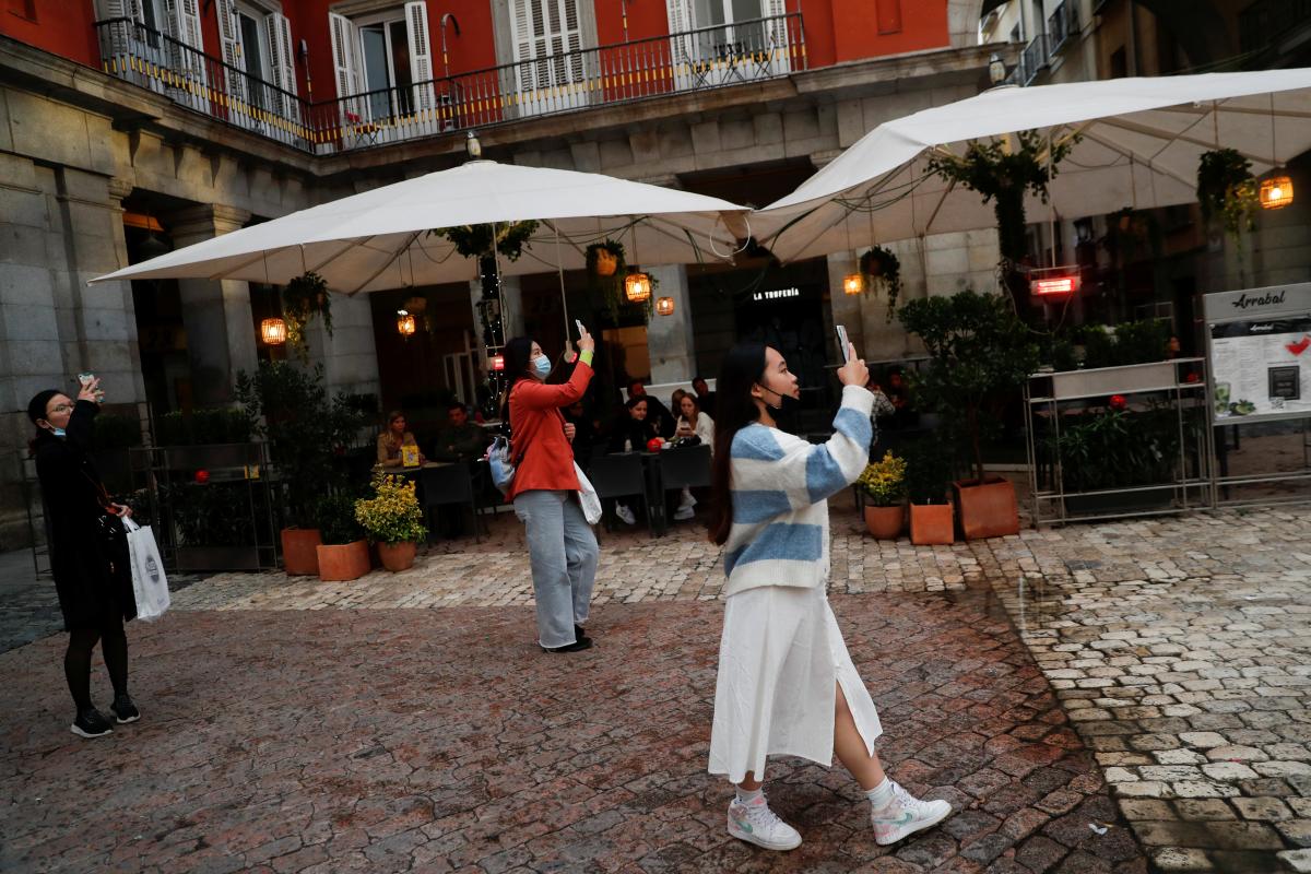 Испания возвращает масочный режим \ фото REUTERS