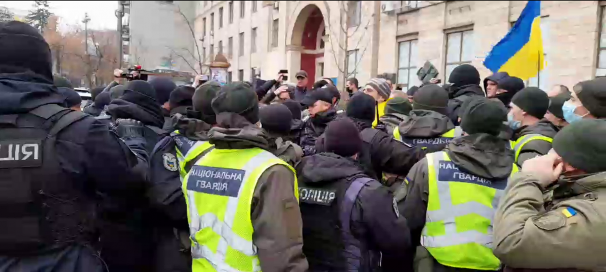 С пешеходного перехода протестующих оттеснила полиция / скриншот видео С пешеходного перехода протестующих оттеснила полиция / скриншот видео