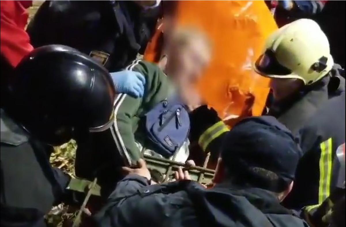Спасателям пришлось вырезать кусок ограды / скриншот из видео