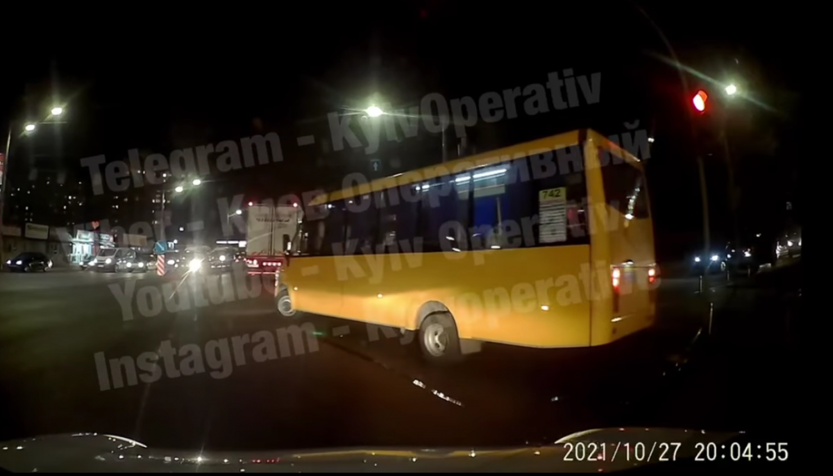 Вчинок маршрутника обурив мережу / скріншот Вчинок маршрутника обурив мережу / скріншот