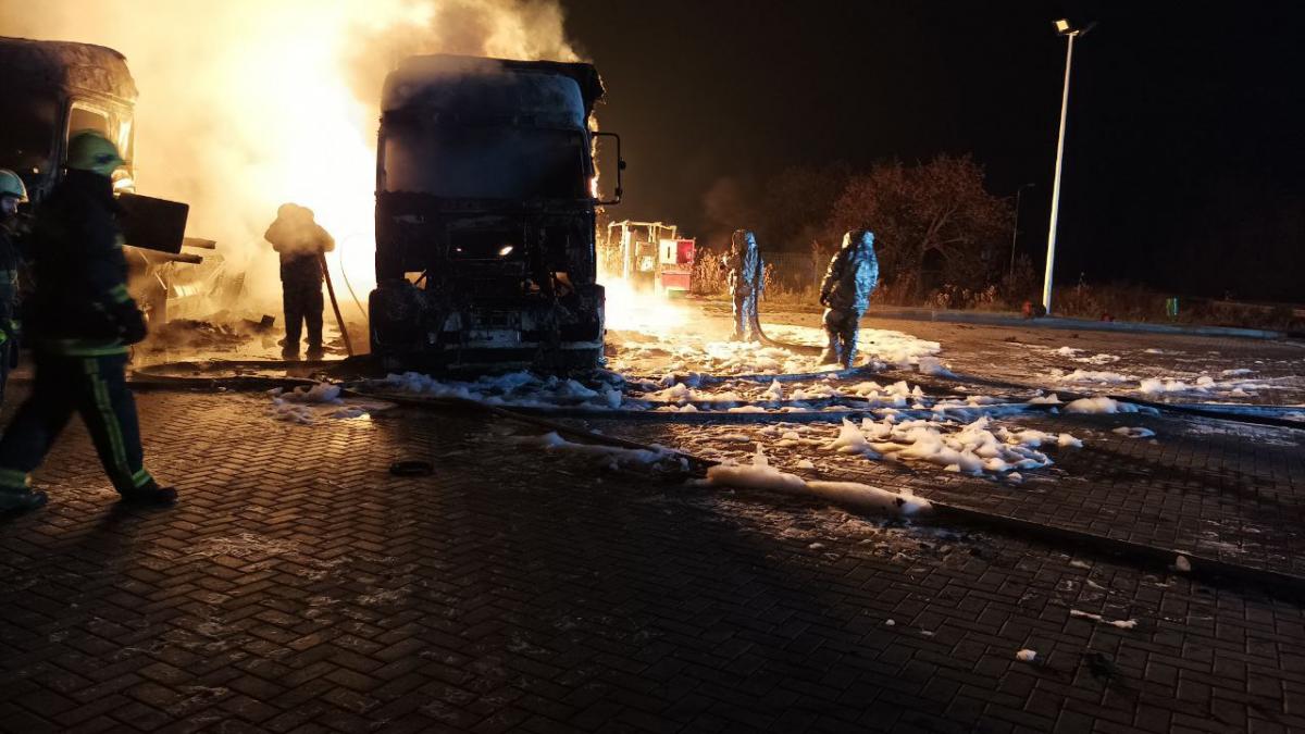 Вогонь перекинувся на вантажні авто / фото ДСНС Вогонь перекинувся на вантажні авто / фото ДСНС