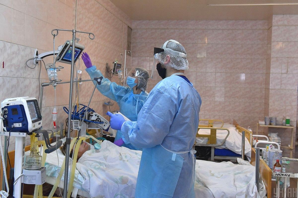 Скоро из-за коронавируса в крупных городах Украины может начаться коллапс медсистемы, считает врач / фото УНИАН