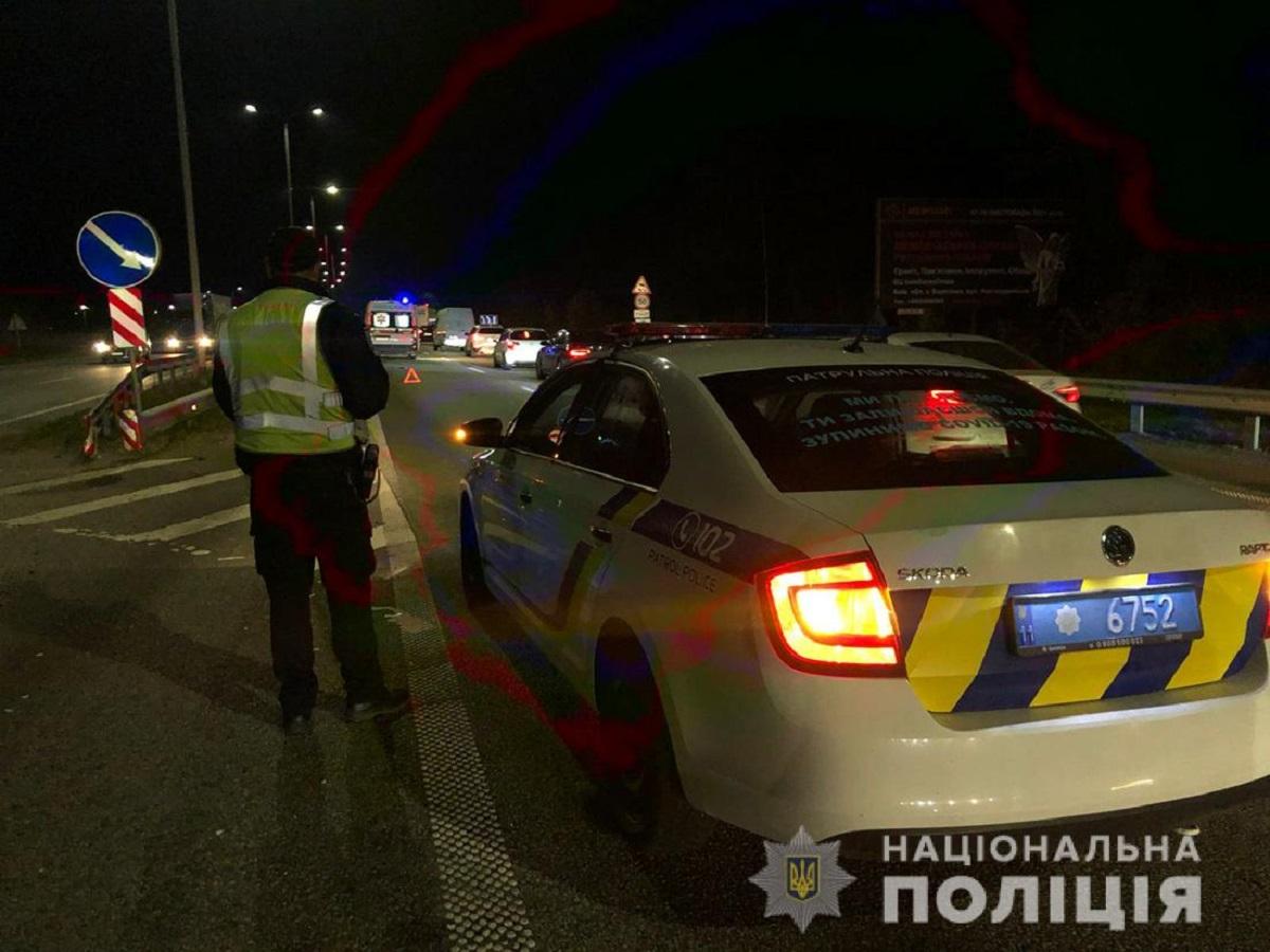 Хлопець на мопеді зіткнувся з автомобілем Peugeot / фото - поліція Житомирської області Хлопець на мопеді зіткнувся з автомобілем Peugeot / фото - поліція Житомирської області