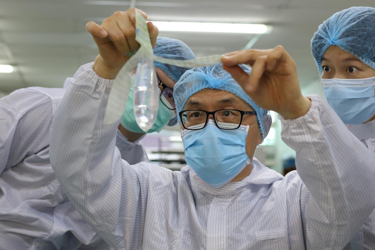 Гинеколог из Малайзии заявил, что создал первый в мире унисекс-презерватив / фото REUTERS