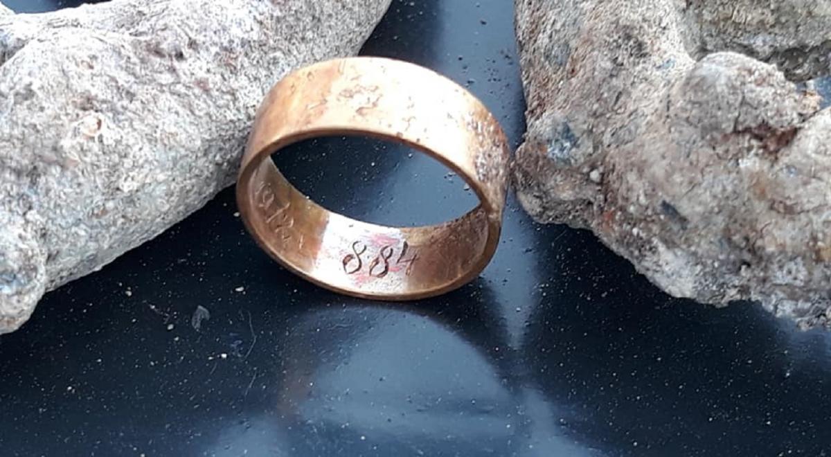 У умершей нашли обручальное кольцо с гравировкой инициалов и датой бракосочетания / facebook.com/tumkiv.vasil