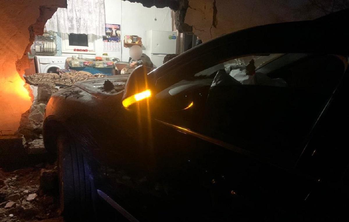 У ДТП люди не постраждали, але частина стіни будинку впала / фото Національної поліції У ДТП люди не постраждали, але частина стіни будинку впала / фото Національної поліції