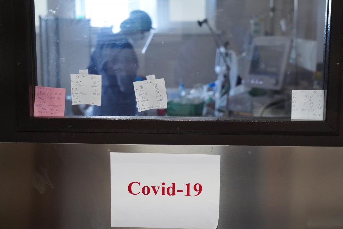 Стало известно, в каких регионах Украины в субботу нашли больше всего больных коронавирусом / иллюстративное фото Reuters