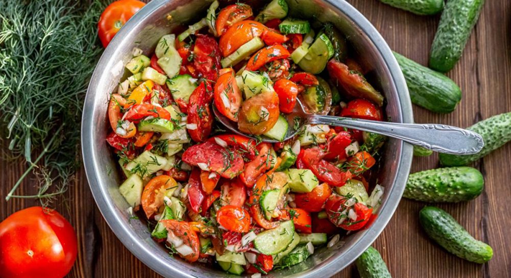 Правда ли, что нельзя смешивать огурцы и помидоры в одном салате?