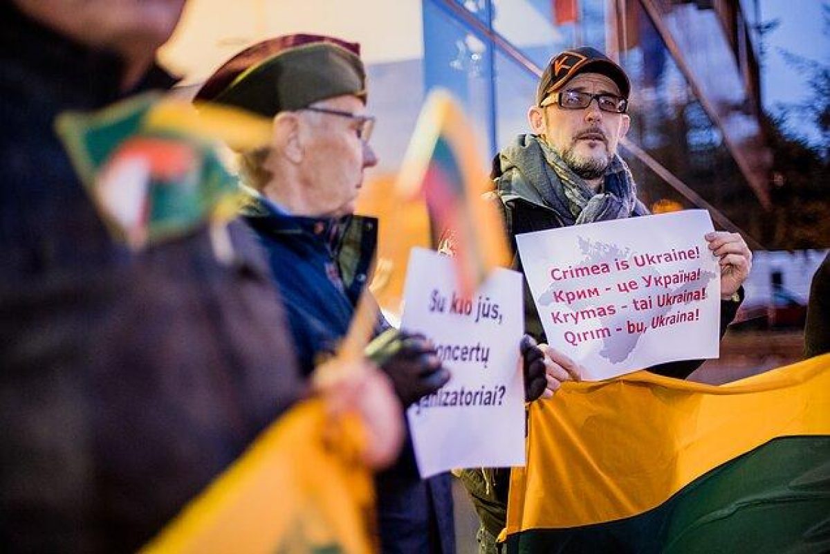 В Литве провели пикет против выступления хора из РФ, который гастролирует в оккупированном Крыму