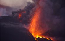 Новый очаг извержения вулкана на Канарах: жителей просят оставаться дома (видео)