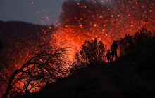 На Канарах усилилось извержение вулкана: лава угрожает новым городам (фоторепортаж, видео)