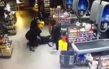 Притягли до каси, впустили й били: у мережі показали, як у Чернігові в супермаркеті знущалися з копа (відео)