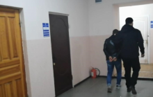 В Одесі вітчим-педофіл ґвалтував 7-річну падчерку, поки мати була на роботі (фото)