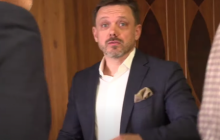 "Выруби, его, пожалуйста": появилось видео нападения на журналистов в кабинете главы Укрэксимбанка
