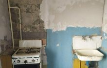 "Если ставить двери – стена рухнет" : в Кропивницком вдове военного "вручили" аварийное жилье