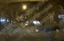 В Киеве неадекват "на спор" прыгнул под колеса авто: инцидент попал на видео