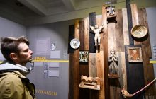 Сакральні старожитності та різьблені скрині: у Львові проходить унікальна етновиставка (фоторепортаж)