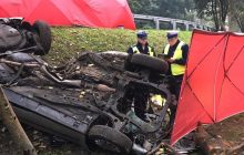 В Польше авто с украинцами на скорости влетело в дерево и перевернулось: тела вырезали