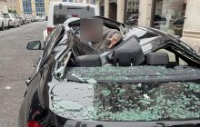 Чоловік впав з багатоповерхівки на BMW і дивом вижив (відео)