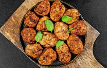 Що додати в фарш для соковитості: цей інгредієнт знайдеться на будь-якій кухні