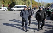 Возле дома Порошенко митингуют: порядок обеспечивают более 60 правоохранителей (видео)