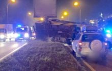 В Киеве авто на скорости перевернуло маршрутку с людьми: момент попал на видео