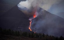 На испанском острове Ла-Пальме зафиксированы новые землетрясения и извержения вулкана (фото)
