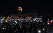 "Ми залишаємося": у Польщі тисячі людей вийшли на проєвропейські акції протесту (фото)