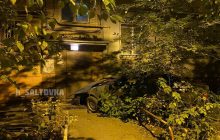В Харькове пьяный водитель въехал в подъезд многоэтажки и скрылся (фото, видео)